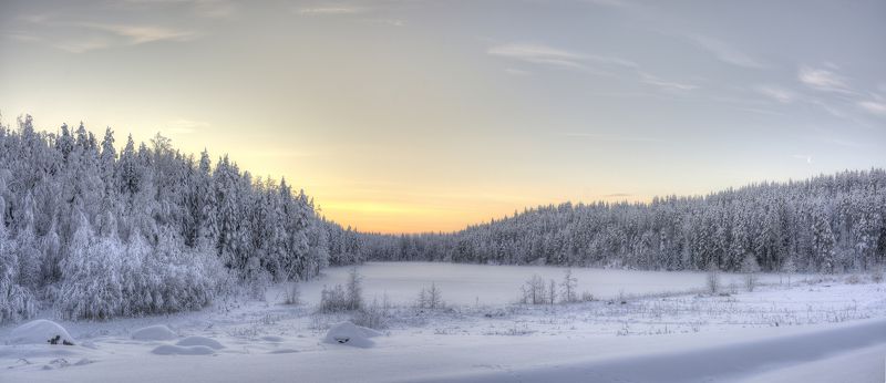 Рассвет на замёрзшем озере
