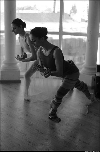 Тренировка балерины с наставницей.
