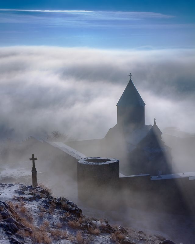 Храм в утреннем тумане (Армения)