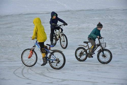 На велосипеде по льду озера