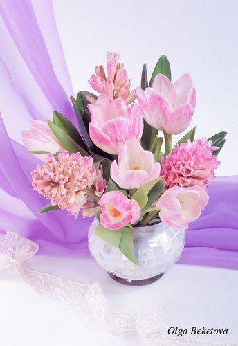 Розовые тюльпаны и гиацинты
