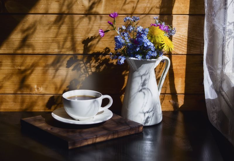 Утро, кофе и букет цветов..