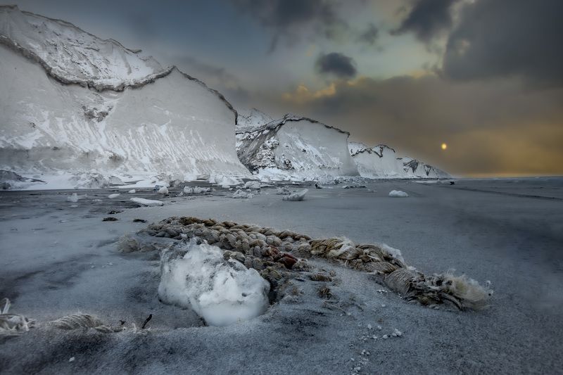 Зимний пейзаж у Белых скал Итурупа...