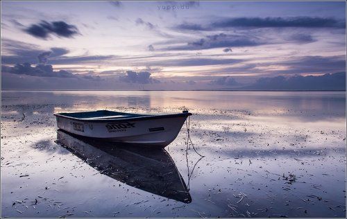 Пейзаж с лодкой в утренние сумерки