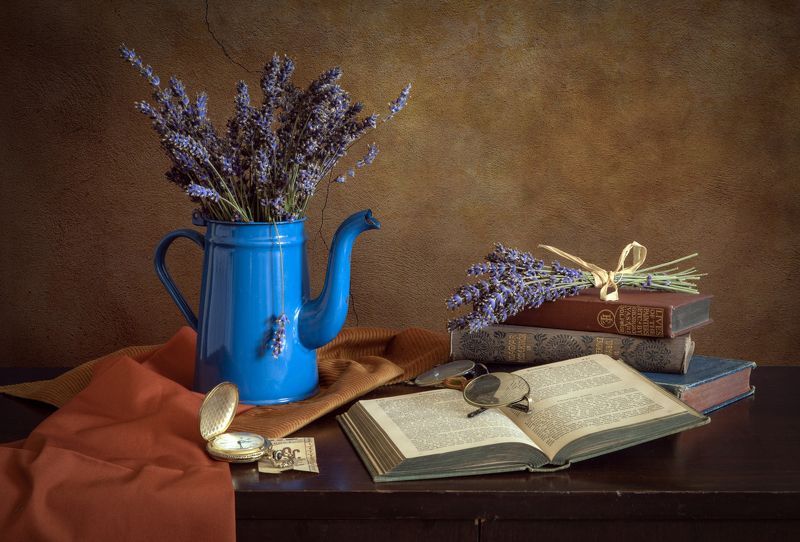 Лаванда, книги и синий чайник