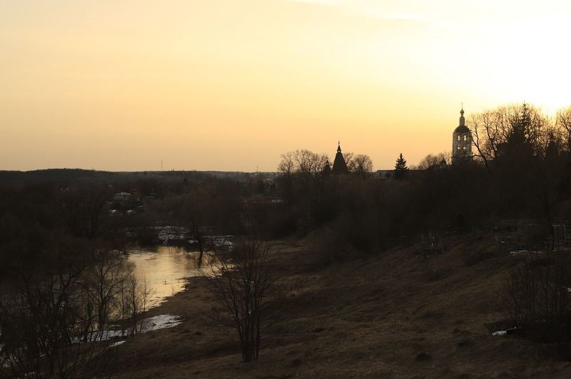 Боровск. Полноводная река Протва и силуэты храмов монастыря на закате дня