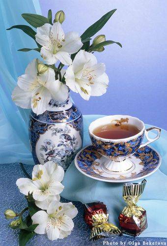 Чашка с  чаем и альстромерии