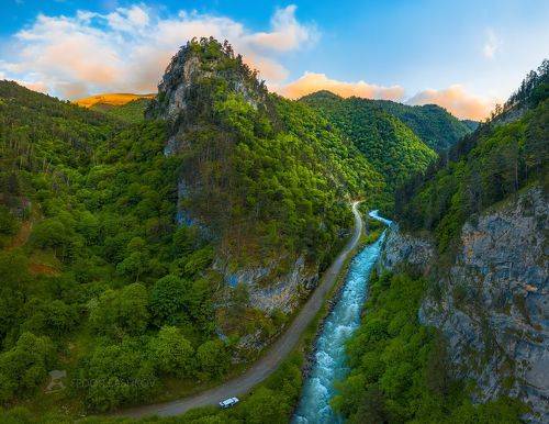 Майская зелень в горах Кавказа