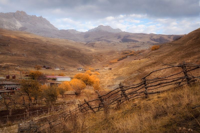 Долина в горах Северной Осетии близ села Галиат