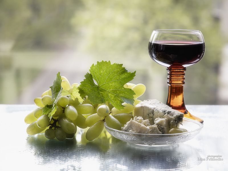 С бокалом вина, виноградом и сыром Рокфорти