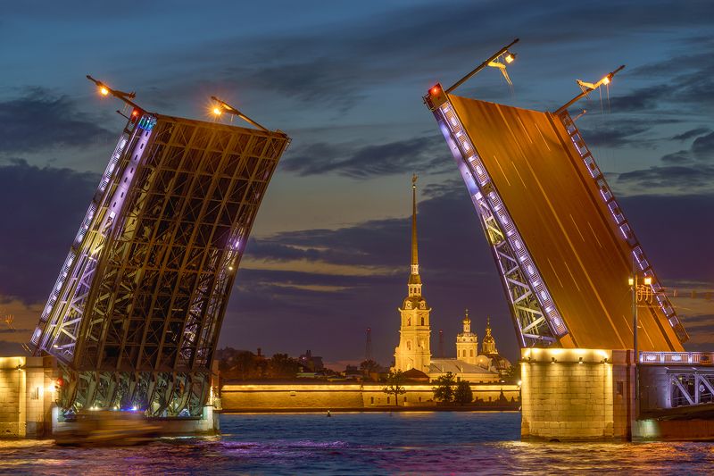 Развод Дворцового моста в Питере