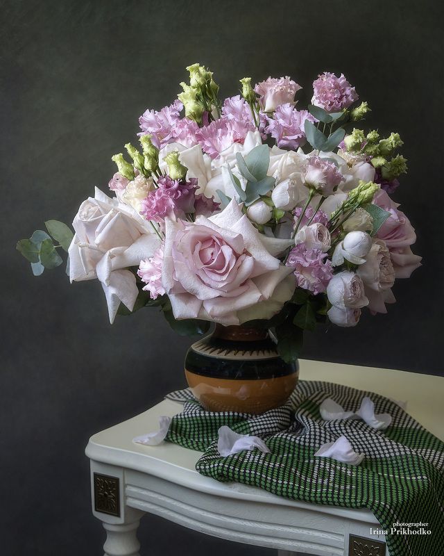 Натюрморт с букетом розовых цветов