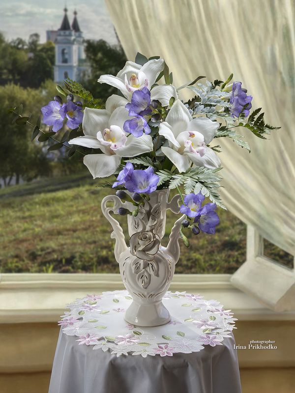Натюрморт с букетом из орхидей и фрезий