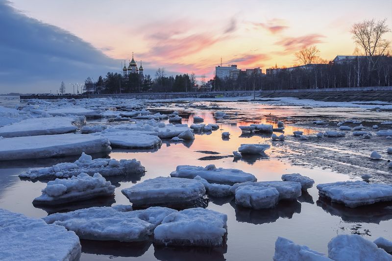 Время ледохода, Архангельск, набережная.