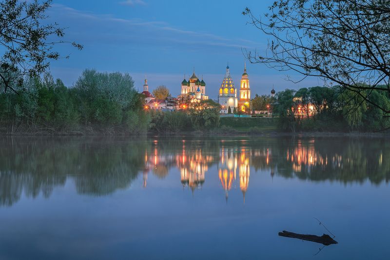 Вечер у Москвы реки с видом на Троицкий Ново-Голутвин женский монастырь. Коломна