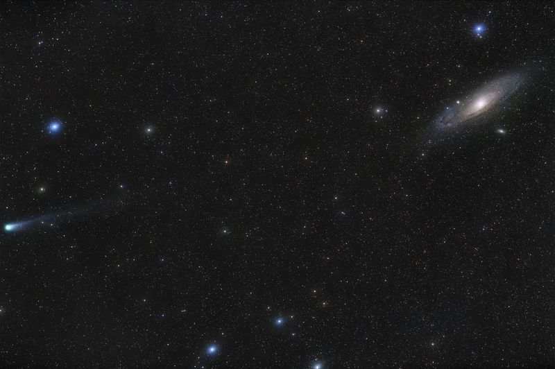 Комета 12p Понса-Брукса и галактика Андромеды