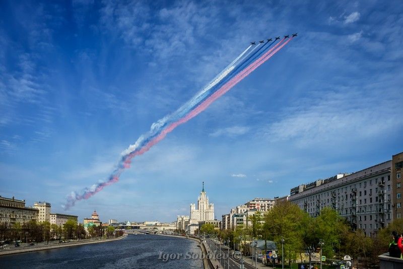 Российский триколор в небе над Москвой
