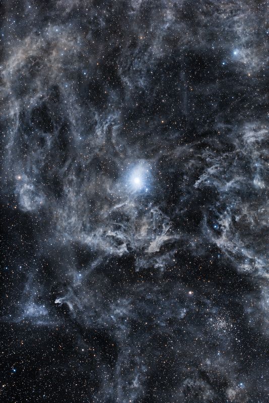 Газопылевое облако вокруг полярной звезды, а также рассеянное звёздное скопление NGC 188 Caldwell 1 в созвездии Цефея.