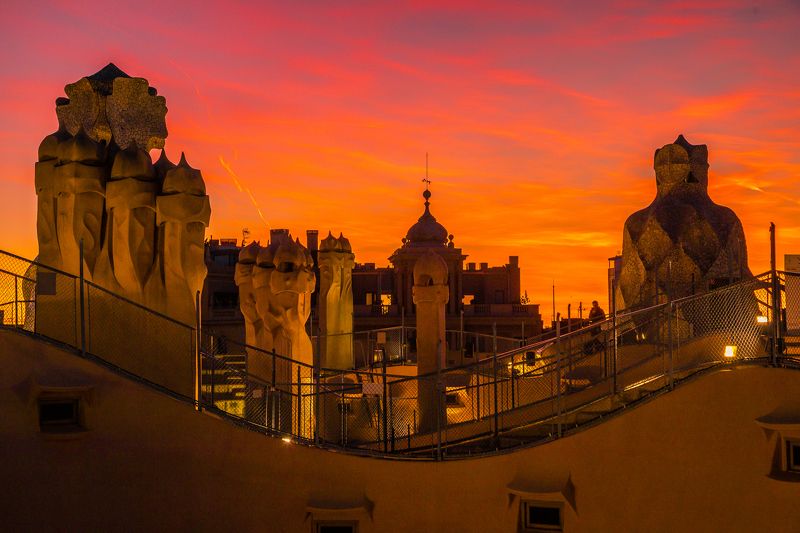 Закат в Барселоне. Вид на крышу дома Мила