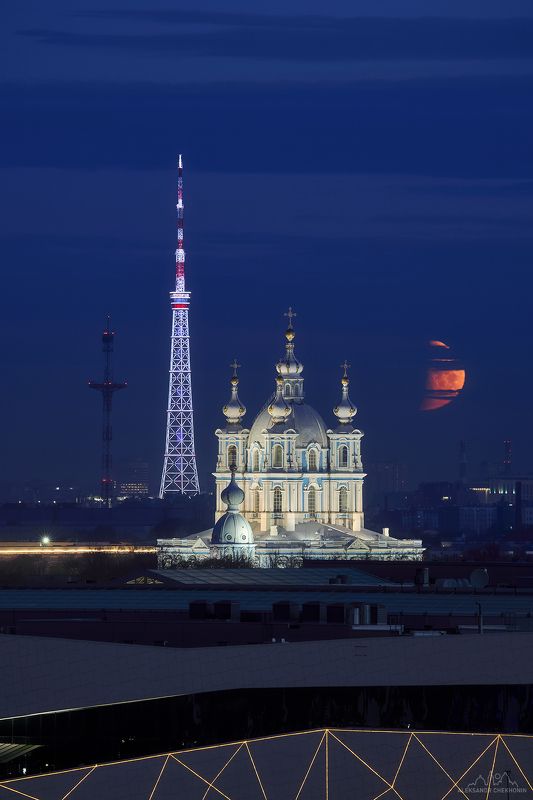 Вид на Смольный собор лунной ночью