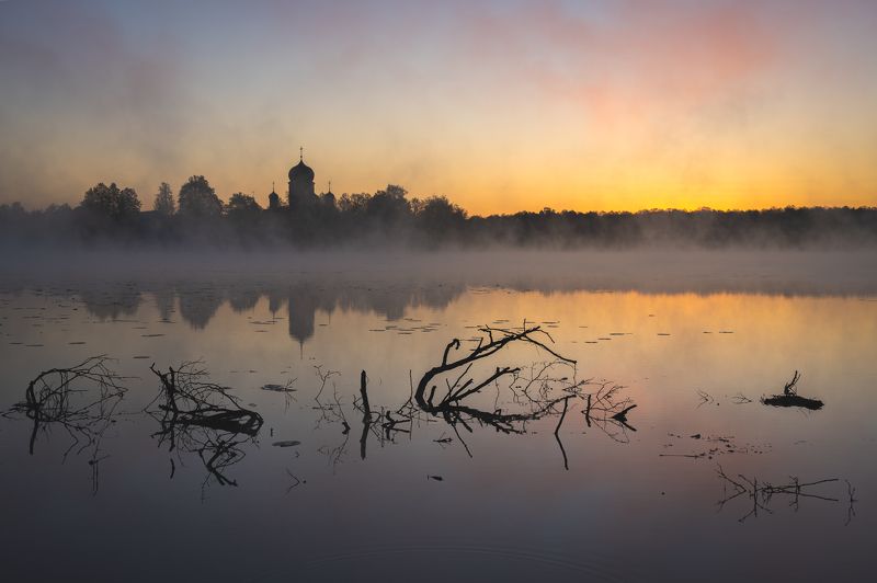 Восход с видом на Свято-Введенский Островной монастырь