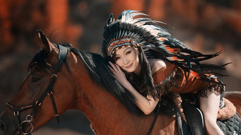 Девушка верхом на коне
