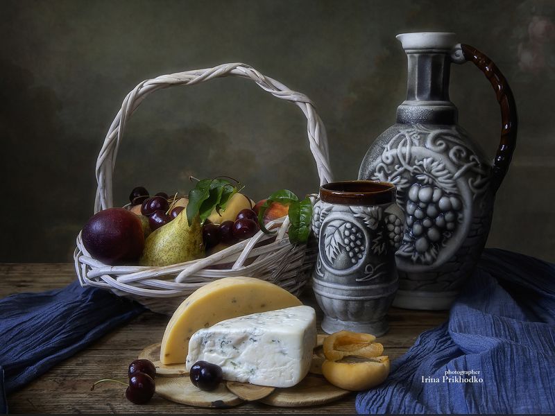 Натюрморт с сыром и фруктами