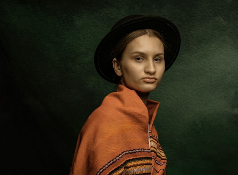 портрет молодой девушки в шляпе