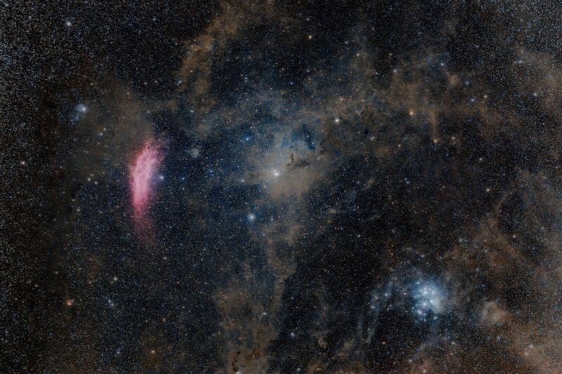 Эмиссионная туманность NGC 1499 Калифорния и рассеянное звёздное скопление M45 Плеяды в окружении пылевых туманностей.