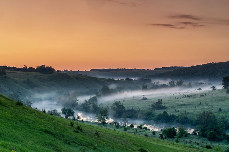 Красивая меча на рассвете