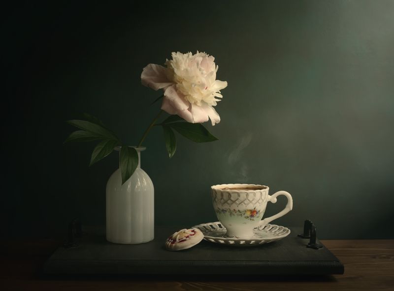 Цветок и кофе с молоком..