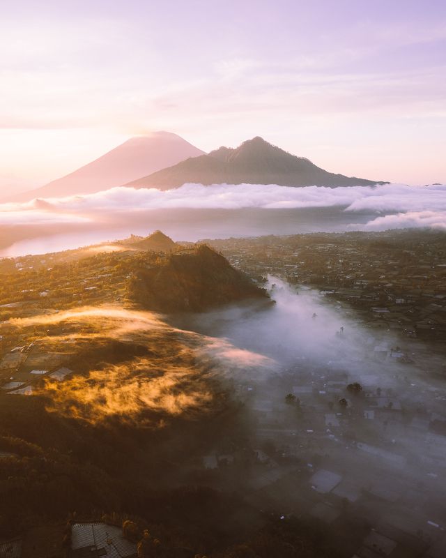 Рассвет над кальдерой вулкана Батур