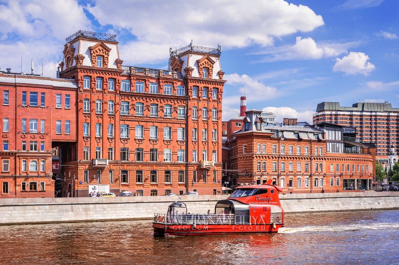 Красный кораблик на Москве-реке