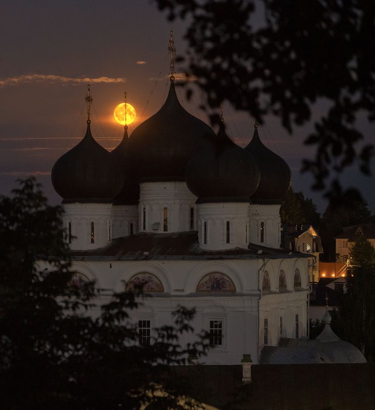 Яркая луна над Успенским собором 