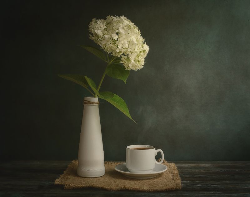 Цветок и чашка кофе