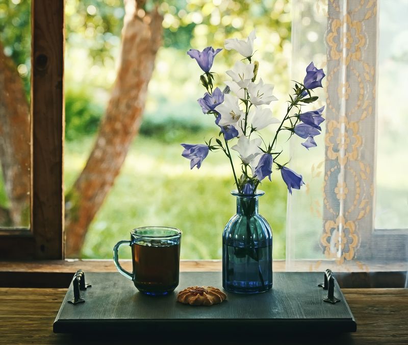 Чашка чая и лето в окне..