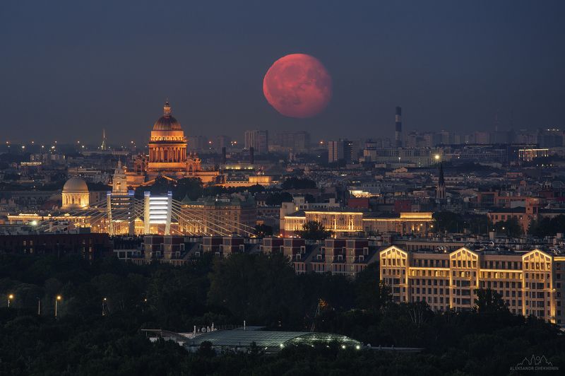 Ночной Петербург под светом красной Луны