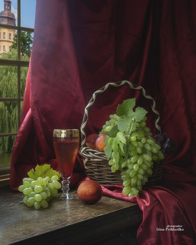 Натюрморт с бокалом вин и фруктами