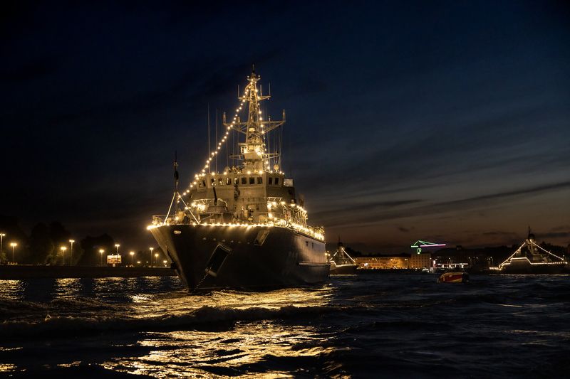 Российский военный корабль Александр Обухов стоит в Неве после участия в параде ВМФ