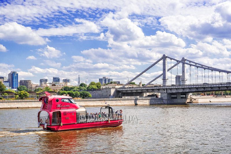 Красный кораблик на Москве-реке
