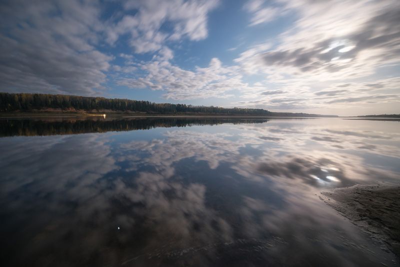 Скользя по воде в лунном свете