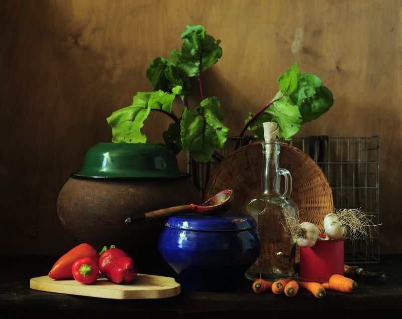 Августовский натюрморт с чугунками и овощами.