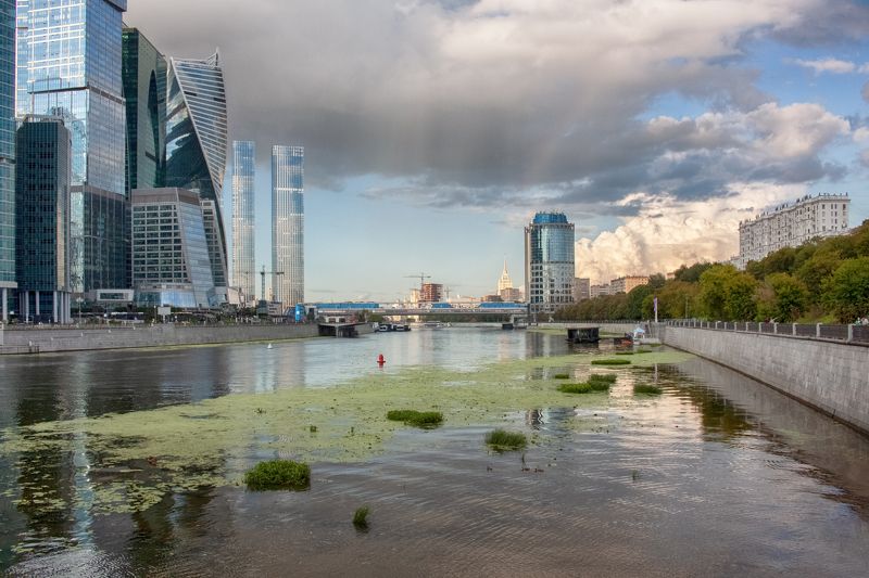 Солнечный дождик в Москва сити.