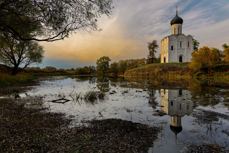 Осень. Церковь Покрова на Нерли