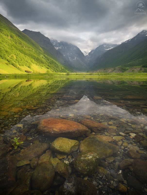 В озере горном