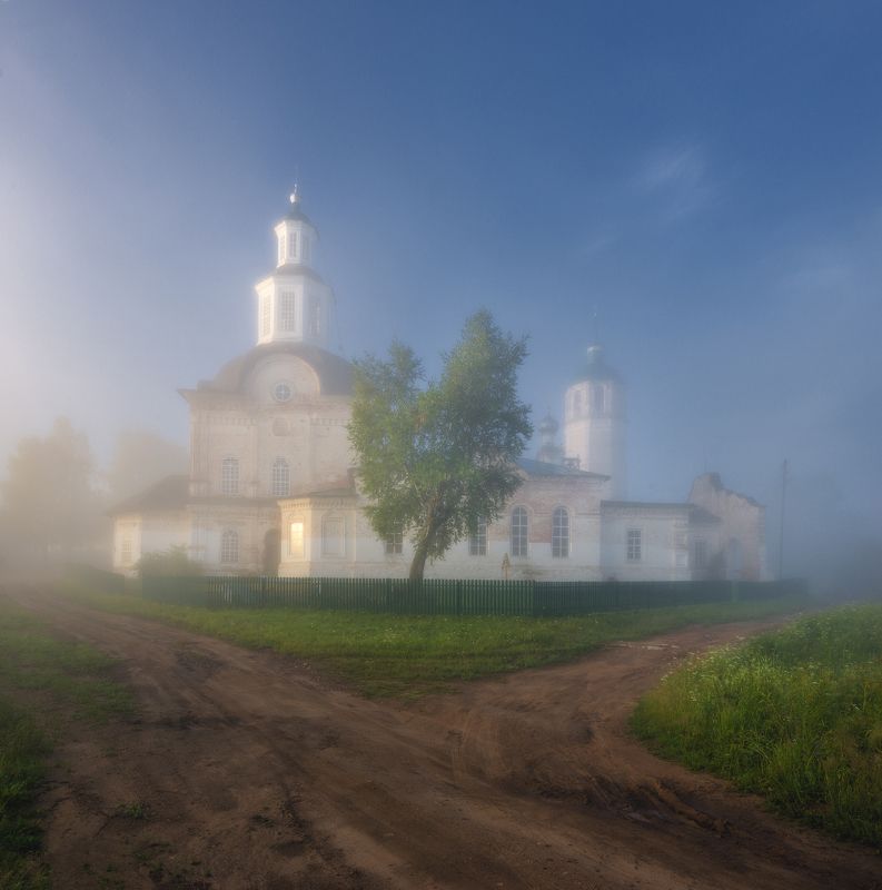 Храм Николая Чудотворца в утреннем тумане