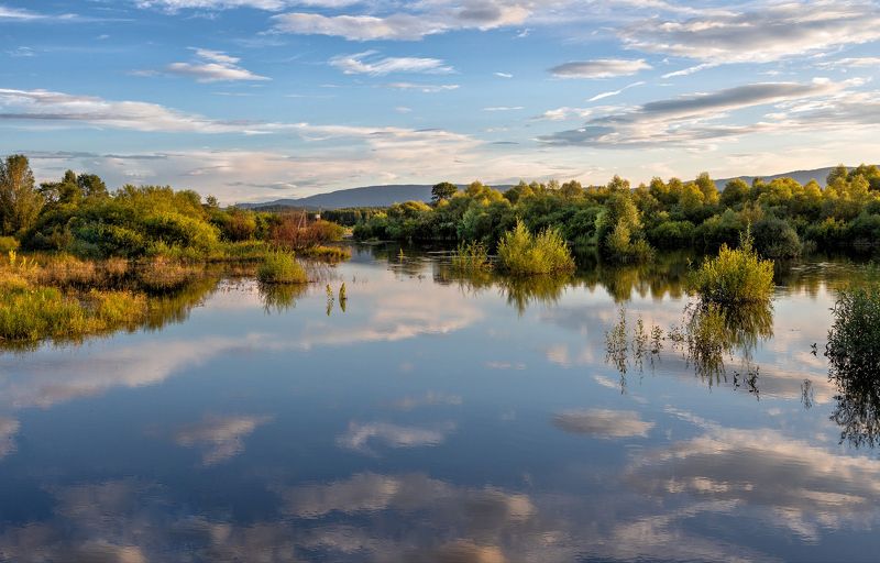 Уронило небо в речку облака