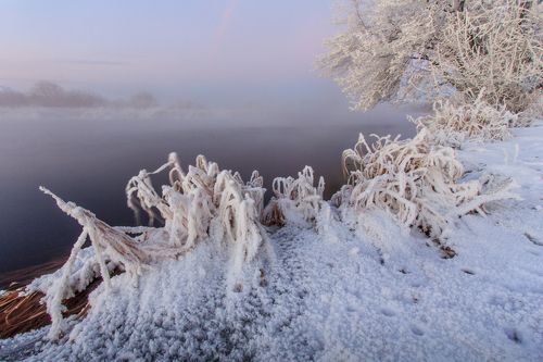 У теплой реки морозным утром
