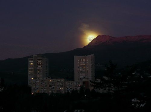 Закат луны за Чатыр-даг