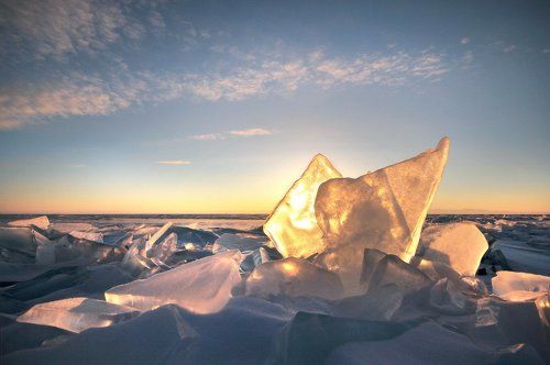 Лёд Байкала на рассвете.